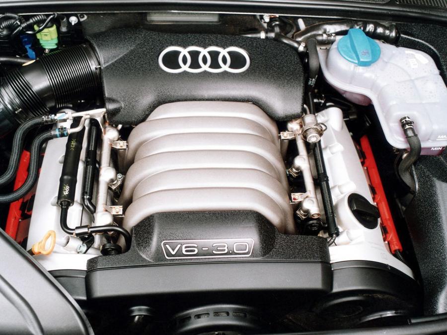 Моторный отсек Audi A4 3.0 Sedan (B6,8E) 2000 года  (ZA) (фото 3 из 6)